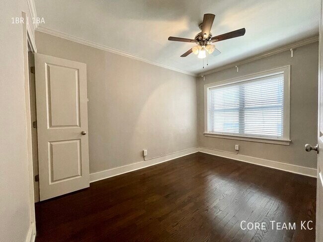 Building Photo - 710 W 48th St