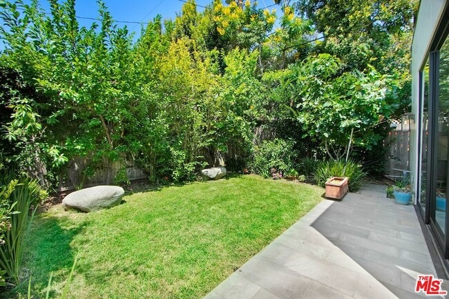 Building Photo - 8815 Rosewood Ave