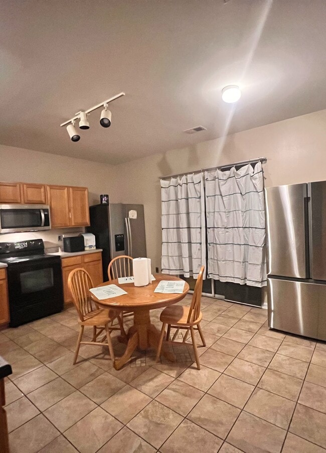 Building Photo - Quiet Cove