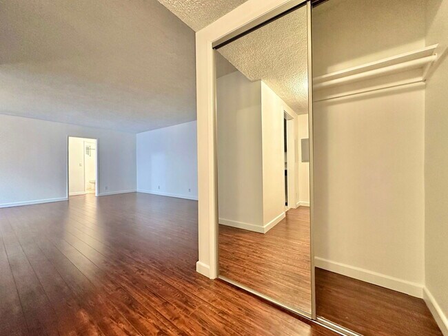 Building Photo - 919 N Alfred St