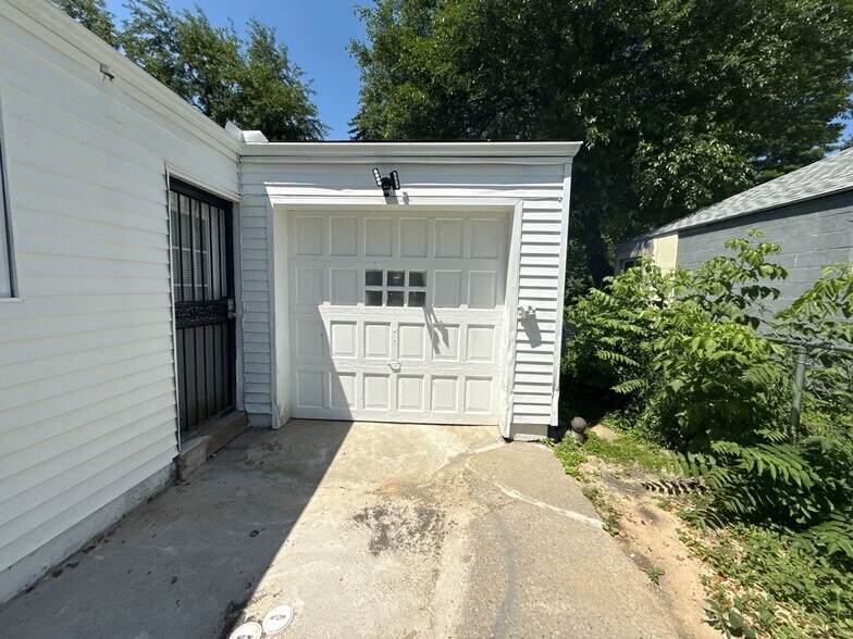 Building Photo - This beautifully updated 3-bedroom, 1-bath...