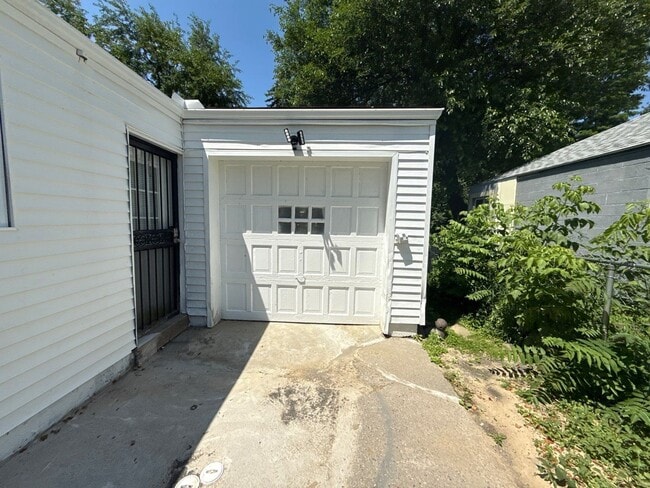 Building Photo - Renovated 3-Bedroom Home – We Welcome Sect...