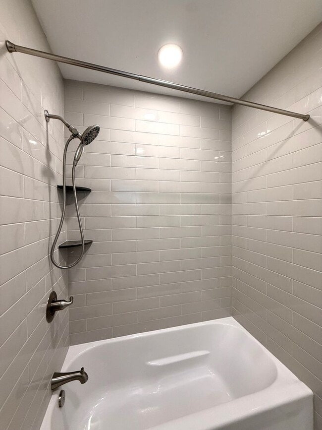 Building Photo - Fully Renovated - 1 Bed 1 Bath