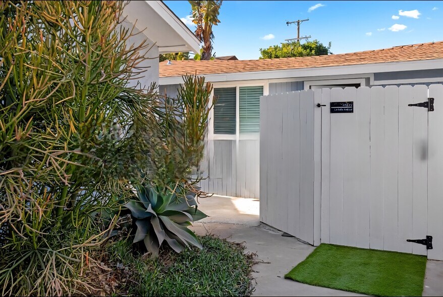 All private & detached yards/patio - 4159 La Salle Ave