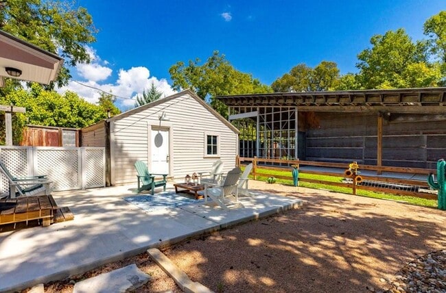 Building Photo - FOR LEASE!! Fully furnished!