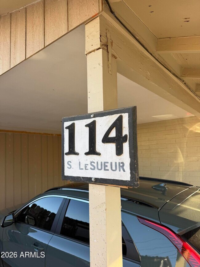 Building Photo - 114 S Lesueur