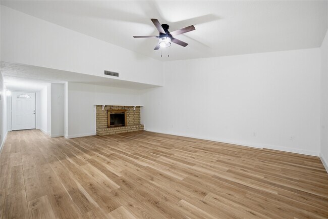 Building Photo - 2126 Quail Valley E Dr