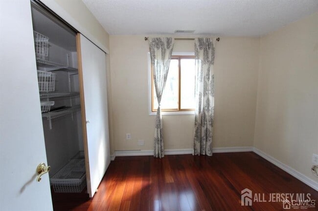 Building Photo - 208 Ravens Crest Dr