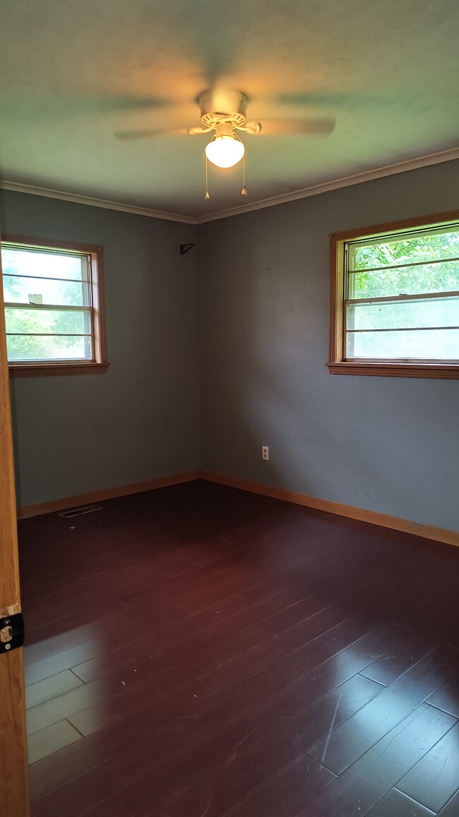 Building Photo - 107 Friendswood