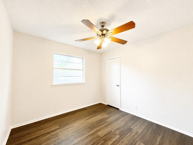 Building Photo - Gorgeous 3/2 recently renovated in homey neighborhood
