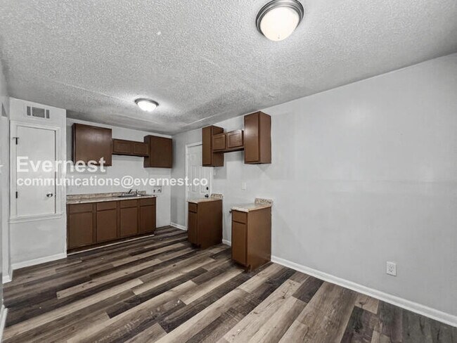 Building Photo - 3 Bed, 1 Bath Home with Off-Street Parking / Pet-Friendly / Vouchers Accepted / Available Now!