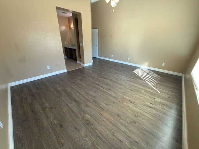 Building Photo - "Charming 3-Bedroom Oasis with 2 Baths and 1,711 Sq Ft of Comfort in Phoenix!"