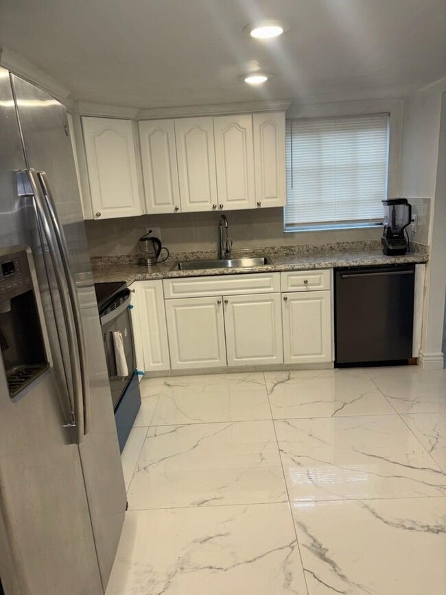 Building Photo - 3056 Riverside Dr