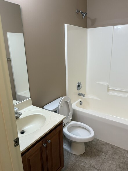 Hall Bath - 367 Stillwood Dr