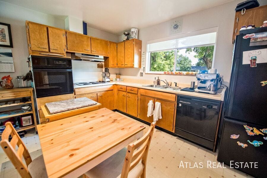 Building Photo - 681 S Holly St