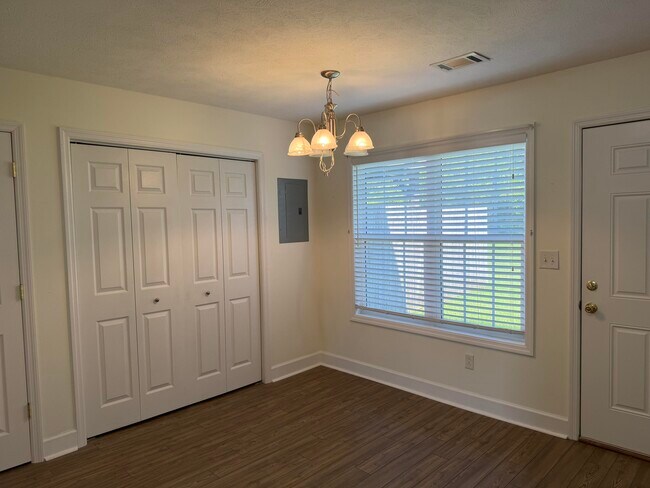 Building Photo - 640 Date Palm Cir