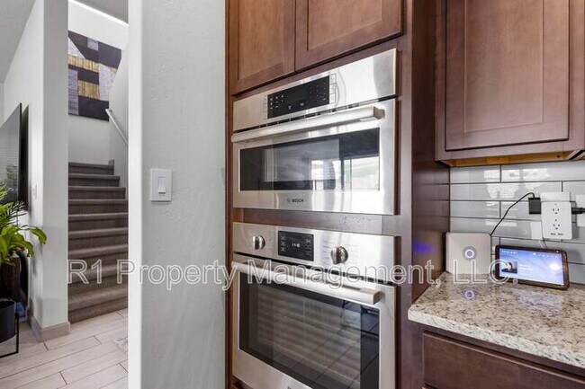 Building Photo - 1551 Corta Corona