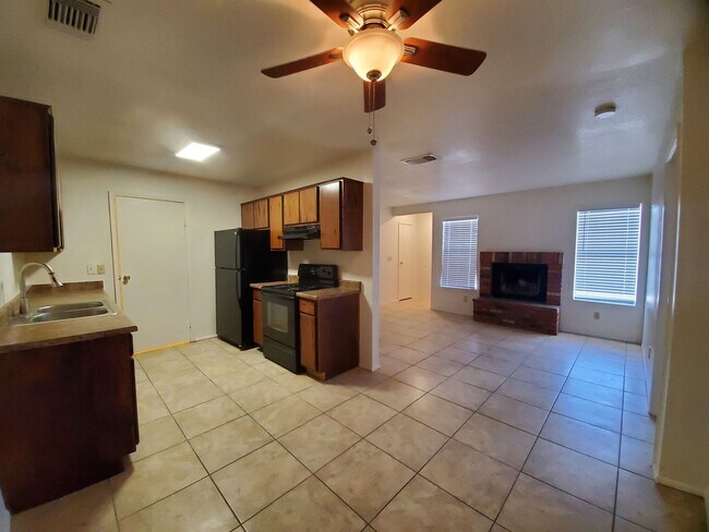 Building Photo - Shadow Mountain 2 Bedroom 2 Bath Single-Level Townhome with Fireplace & Pool