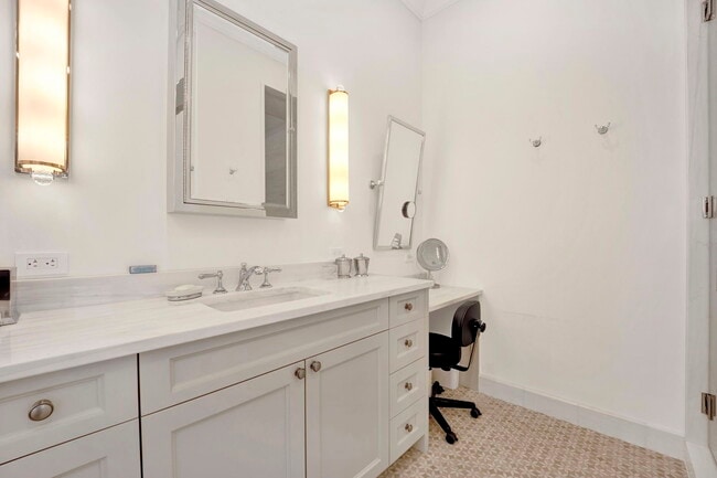 Building Photo - 103 W Chestnut St