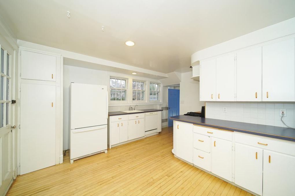 Building Photo - 8 E College St