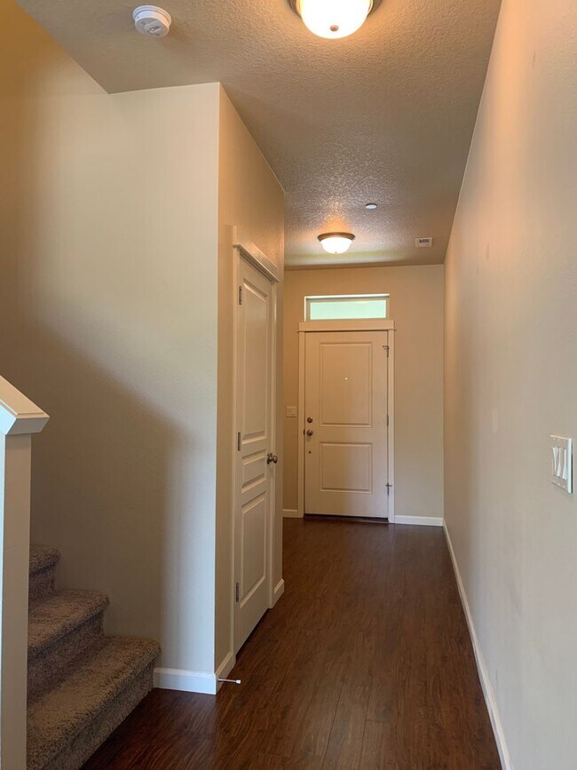 Building Photo - Beautiful Craftsman Style Home! 2 Car Garage! Gas Fireplace and Granite Counter Tops! Attached Ga...