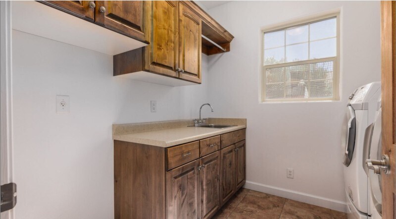 Building Photo - 584 W Mariposa Dr