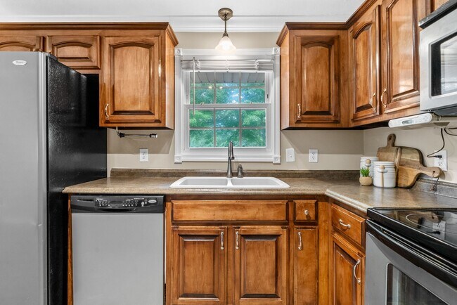 Building Photo - 114 Hickory Hill Dr