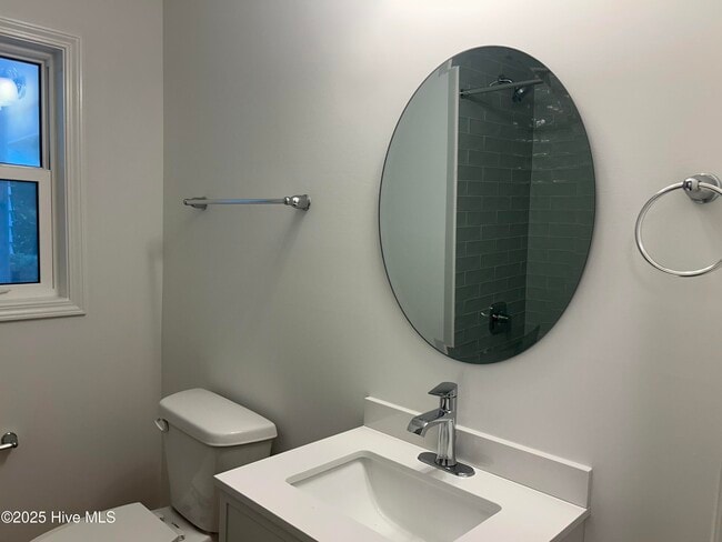 Building Photo - 4929 Oleander Dr