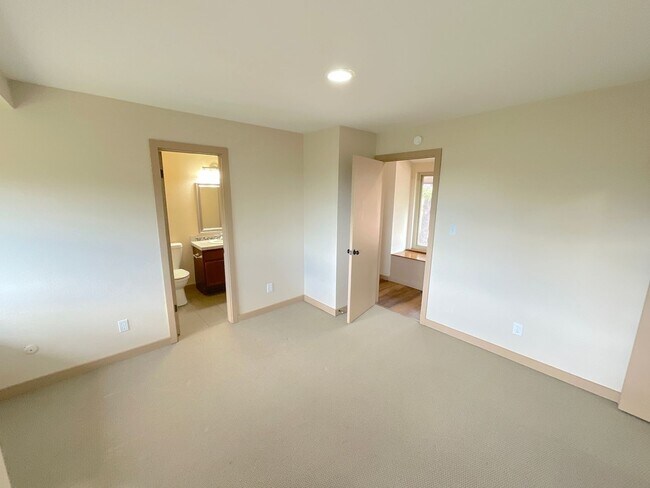 Building Photo - 5 Bedroom Home, 4.61 Acres, Available Near...