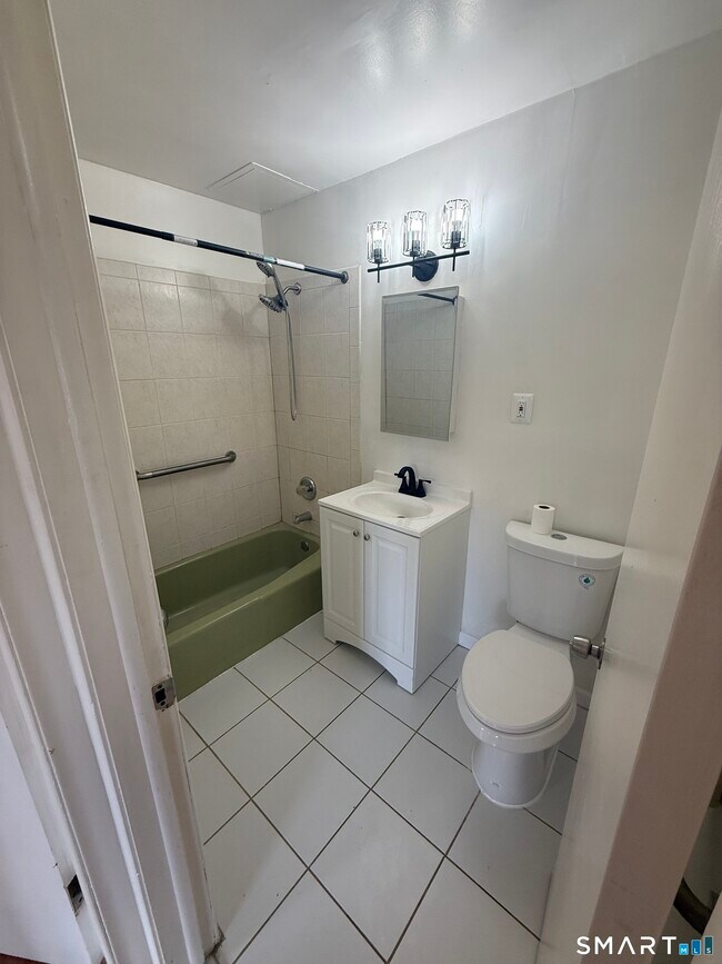 Building Photo - 1051 Old Colony Rd