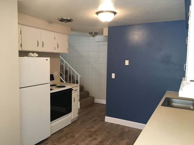 Building Photo - Cute updated 2 bed 1.5 bath Condo on S Cur...