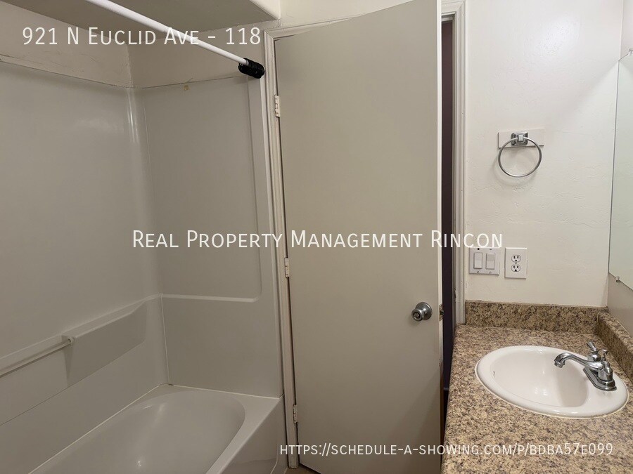 Building Photo - 921 N Euclid Ave