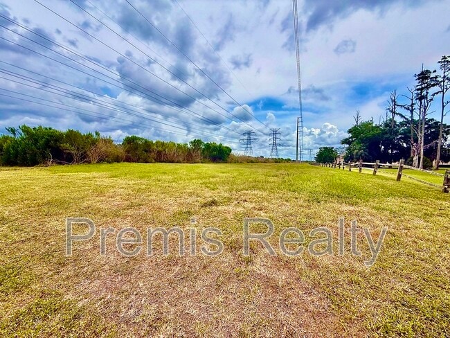 Building Photo - 141 Lakeside Dr
