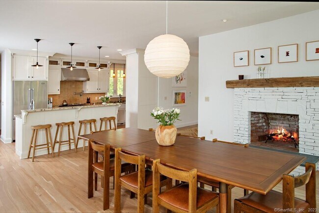 Building Photo - 121 Quaker Hill Rd