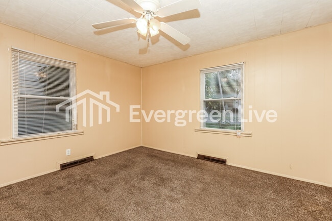 Building Photo - 124 E Lindberg Dr