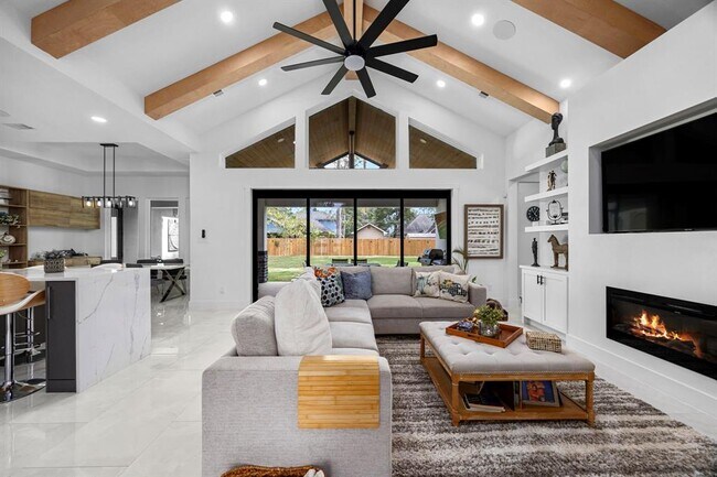 Building Photo - 32810 Oak Creek Dr