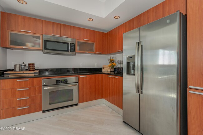 Building Photo - 241 Riverside Dr