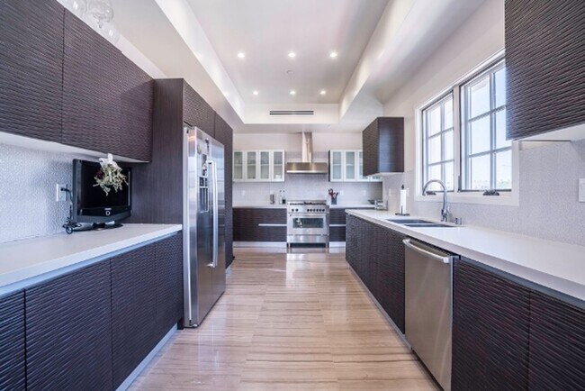 Building Photo - Stunning Multi-Level Penthouse 2 bed - 2.5 bath in Fabulous Beverly Hills Location
