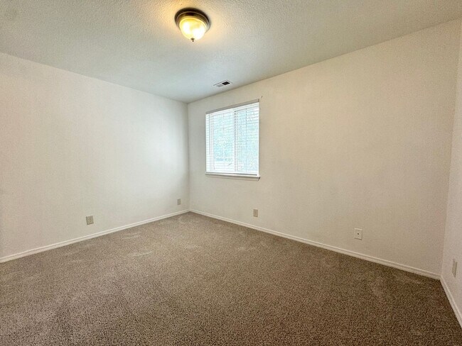 Building Photo - 2bd/1b Apartment, Boise Bench-Close to Eve...