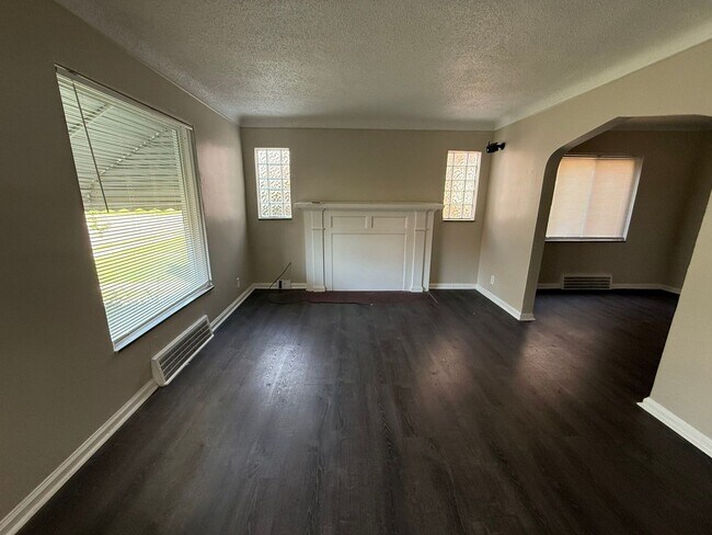 Building Photo - Renovated 3-Bedroom Home – We Welcome Sect...