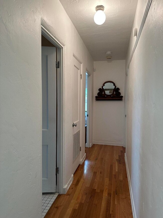 Building Photo - 732 Loma Vista Dr NE