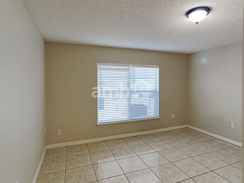 Building Photo - 16000 Wilkinson Dr