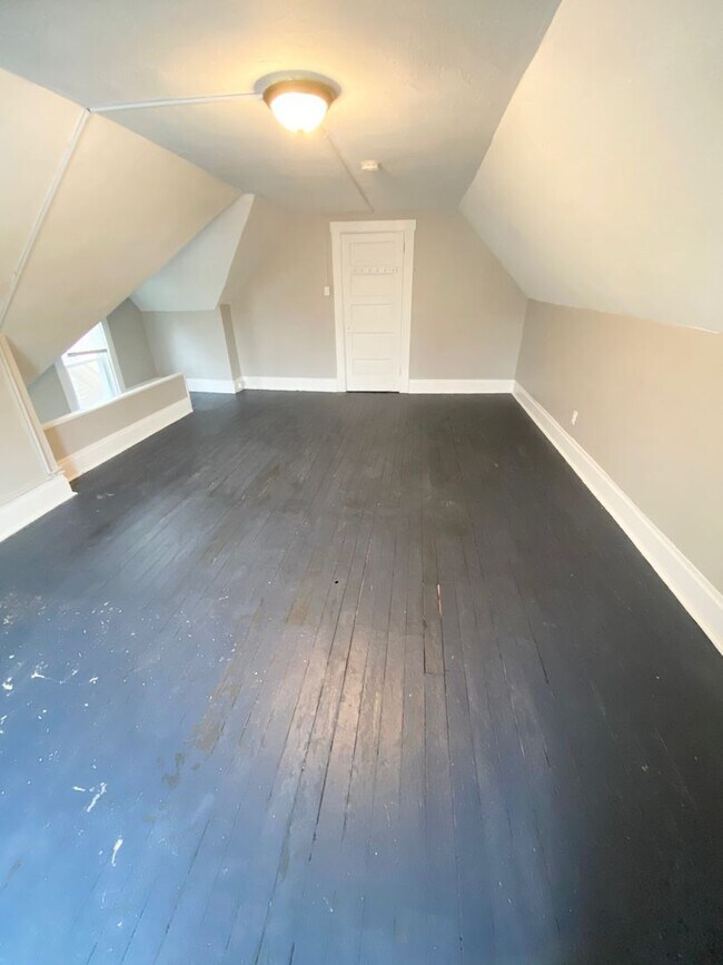 Building Photo - Newly Renovated 4 Bedroom, 1.5 Bathroom in...