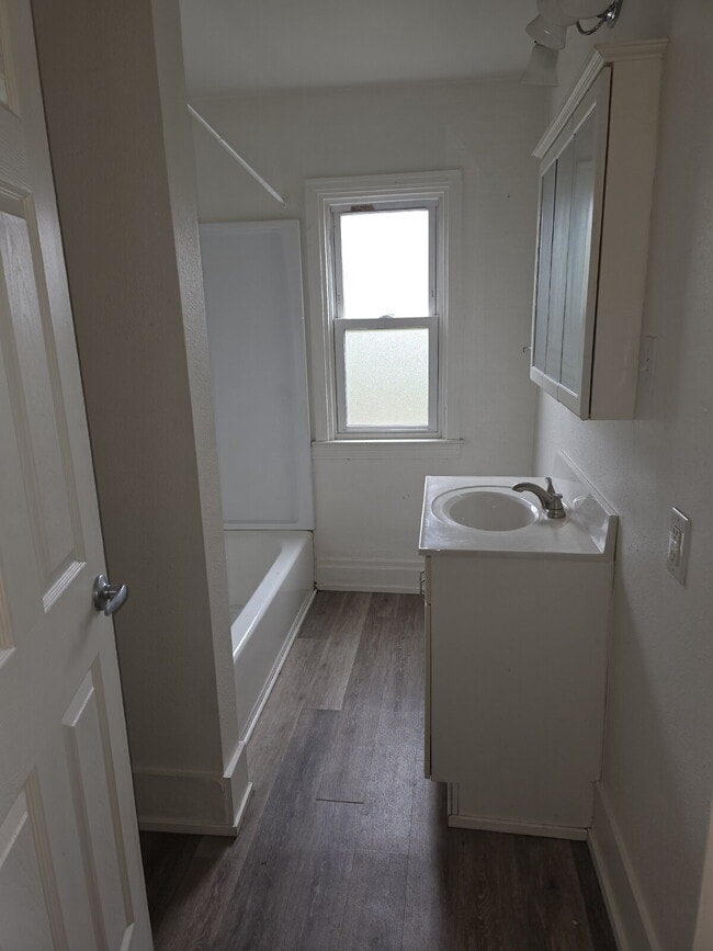 Building Photo - Large 4 Bedroom 2 Bath in Mt. Washington