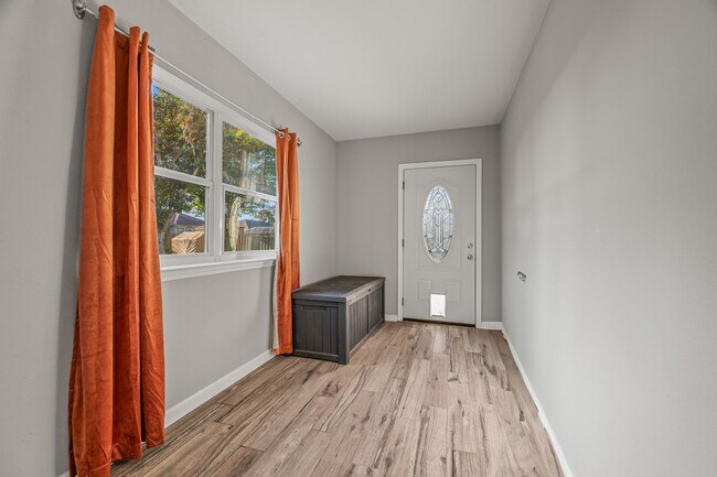 Building Photo - Stunning 4 bedroom with two bonus spaces, ...