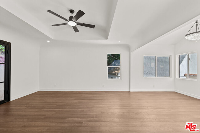 Building Photo - 1527 N Beverly Dr