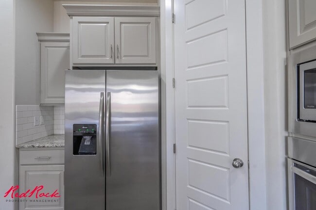 Building Photo - Pet Friendly 4 Bedroom Home! Internet Incl...