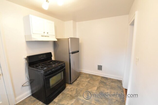 Building Photo - 333-335-335 E Duncan St