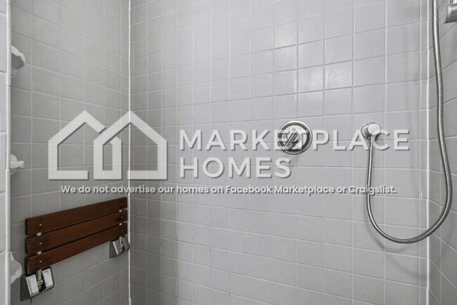 Building Photo - 2542 Melinda Dr NE