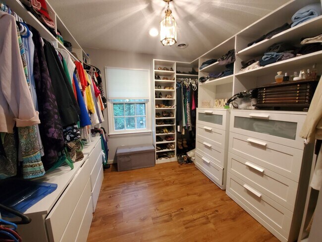 Building Photo - 225 Woodglen Dr